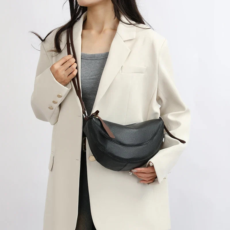 Sac banane femme élégant en similicuir noir, parfait pour un look urbain chic.
