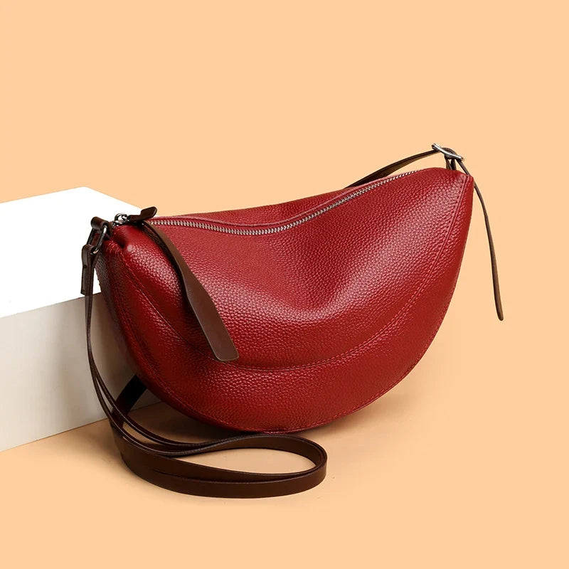 Sac banane femme confortable à porter en bandoulière, design urbain chic.