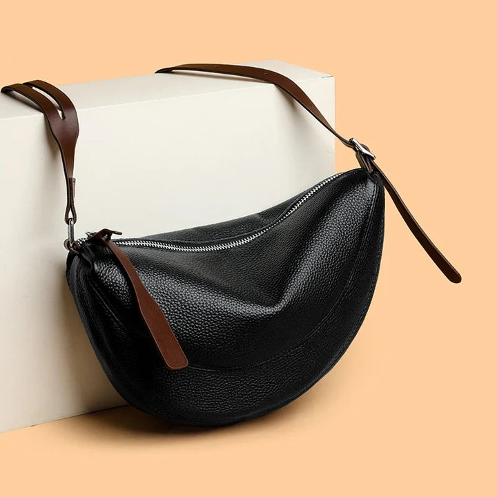 Sac banane femme sophistiqué en similicuir, pour un style élégant et un esprit urbain chic.