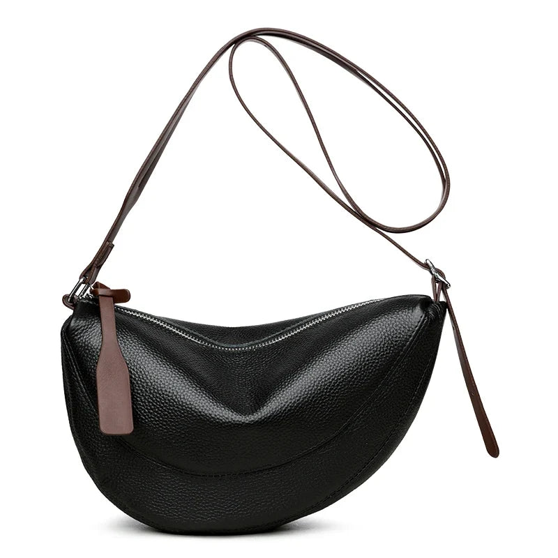 Sac banane femme noir en similicuir, accessoire mode chic avec bandoulière réglable.