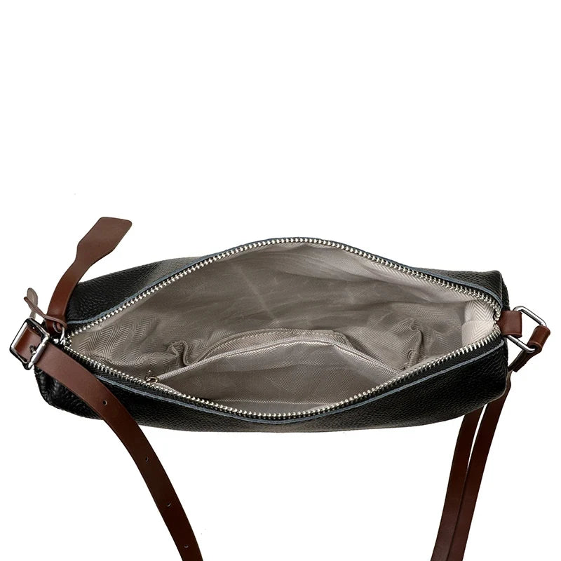 Détail du sac banane femme élégant en similicuir, avec fermeture éclair dorée.