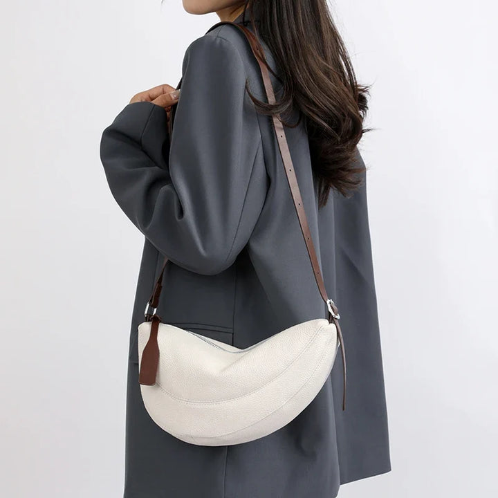 Sac banane femme noir, vue de côté, montrant son design urbain chic et moderne.