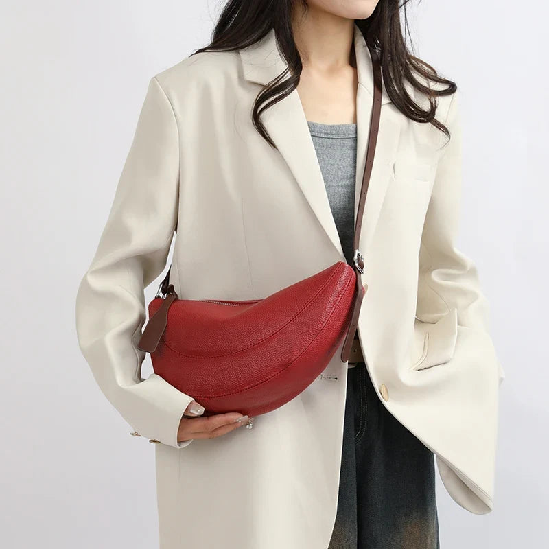 Accessoire mode femme : sac banane élégant en similicuir pour un look tendance.