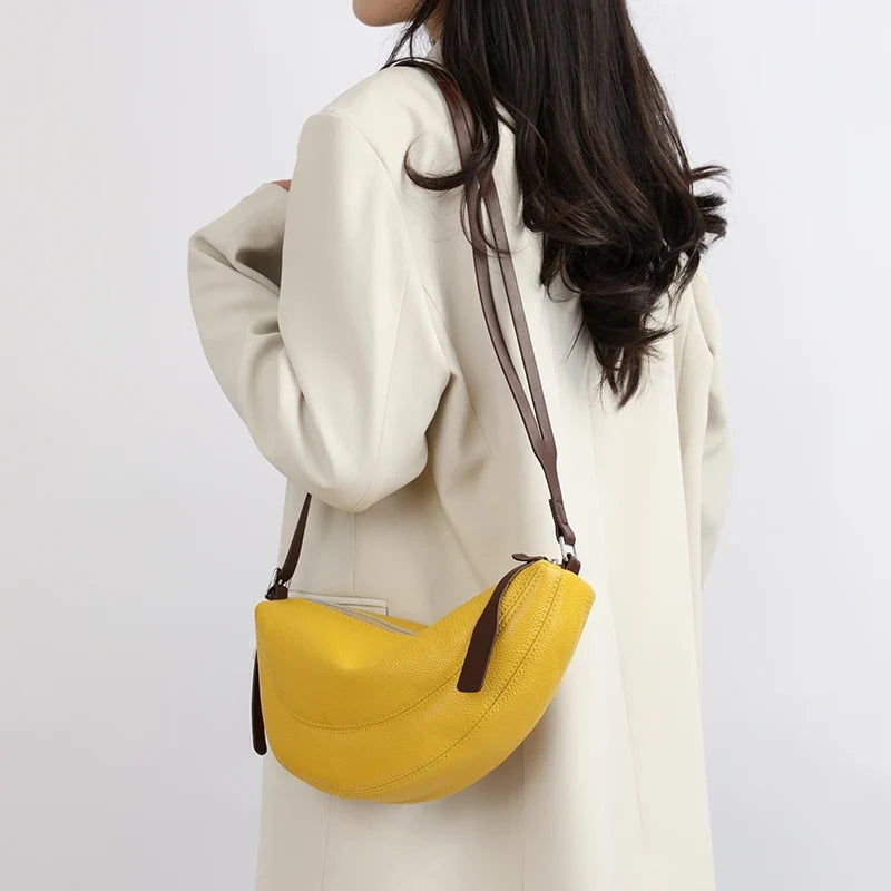Sac banane femme polyvalent en similicuir, pour un style chic ou décontracté urbain.