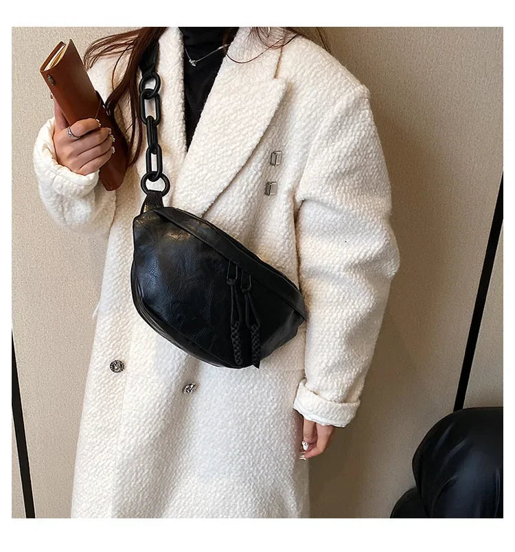 Sac banane femme élégant en similicuir, style rétro-chic pour la mode. Idéal au quotidien.