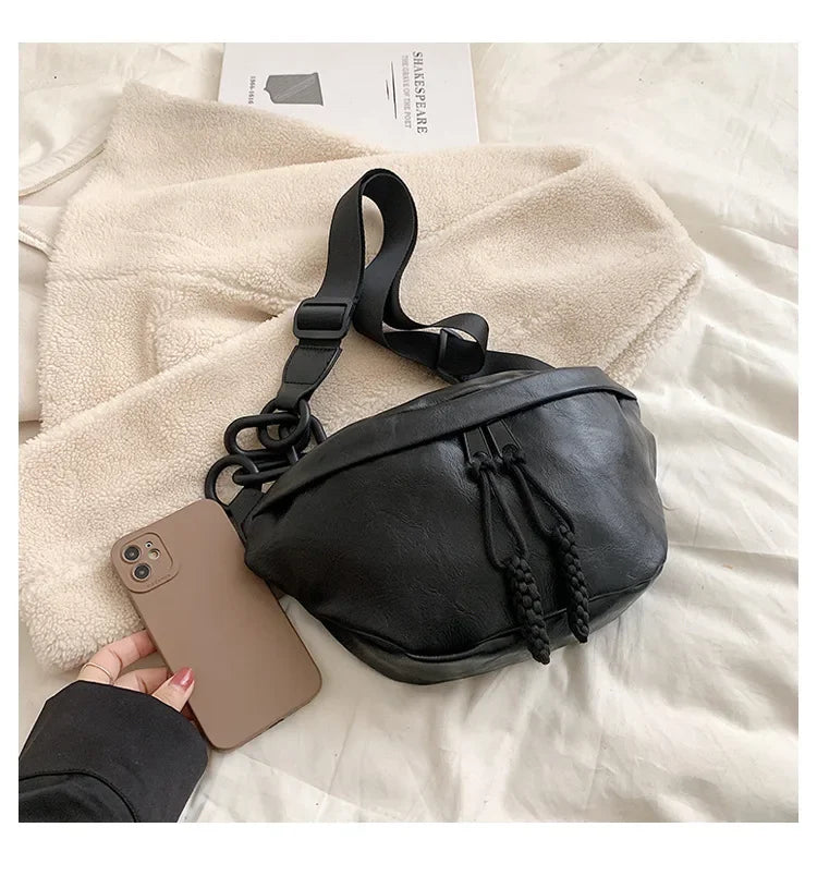 Sac banane pratique pour femme, accessoire quotidien chic et moderne en similicuir.