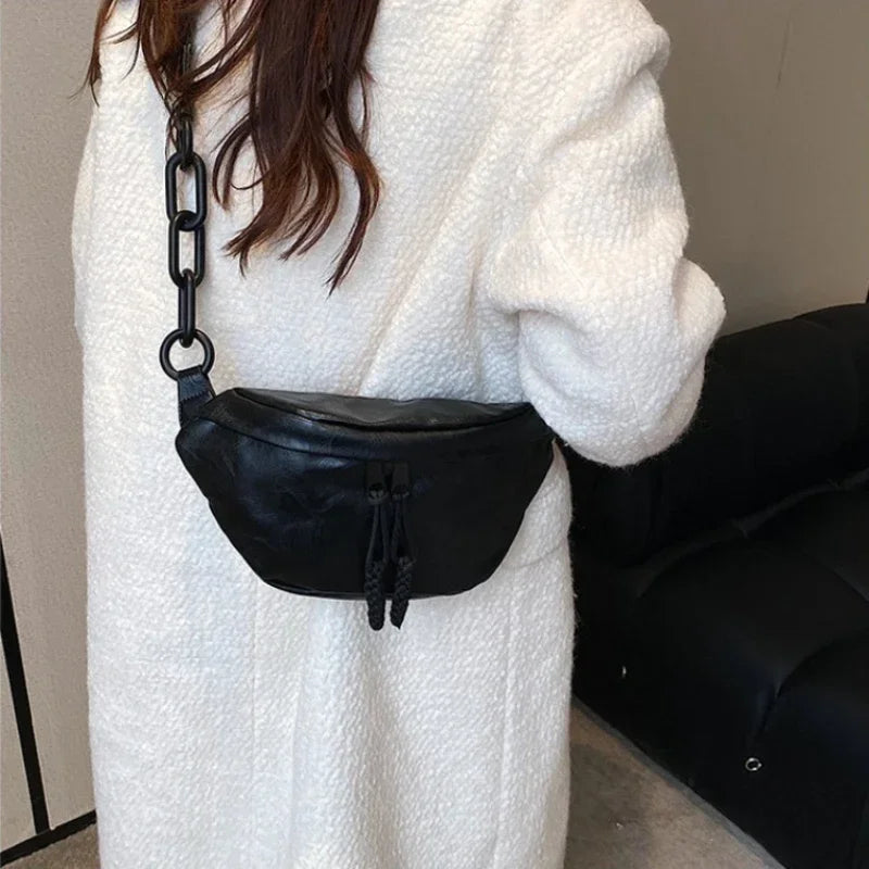 Sac banane féminin en similicuir, idéal pour un usage quotidien pratique et stylé.