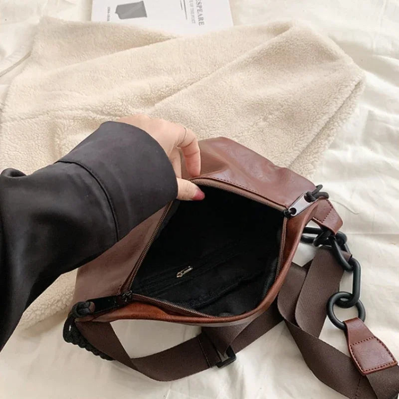 Sac banane compact et élégant pour femme, style rétro-chic parfait pour vos essentiels.