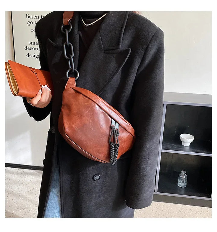 Sac banane moderne pour femme, fusion rétro-chic et pratique, accessoire de mode indispensable.