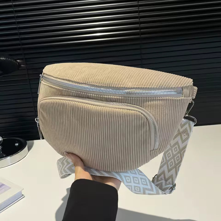 Sac banane femme élégant en velours côtelé, accessoire mode chic et pratique.