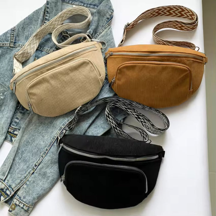 Sac banane femme beige en velours côtelé, porté épaule ou bandoulière. Élégant et pratique.