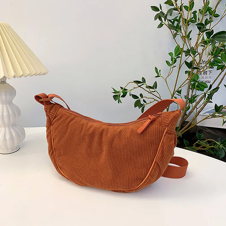 Sac à main banane chic en velours côtelé, l'accessoire femme tendance pour une touche d'élégance.
