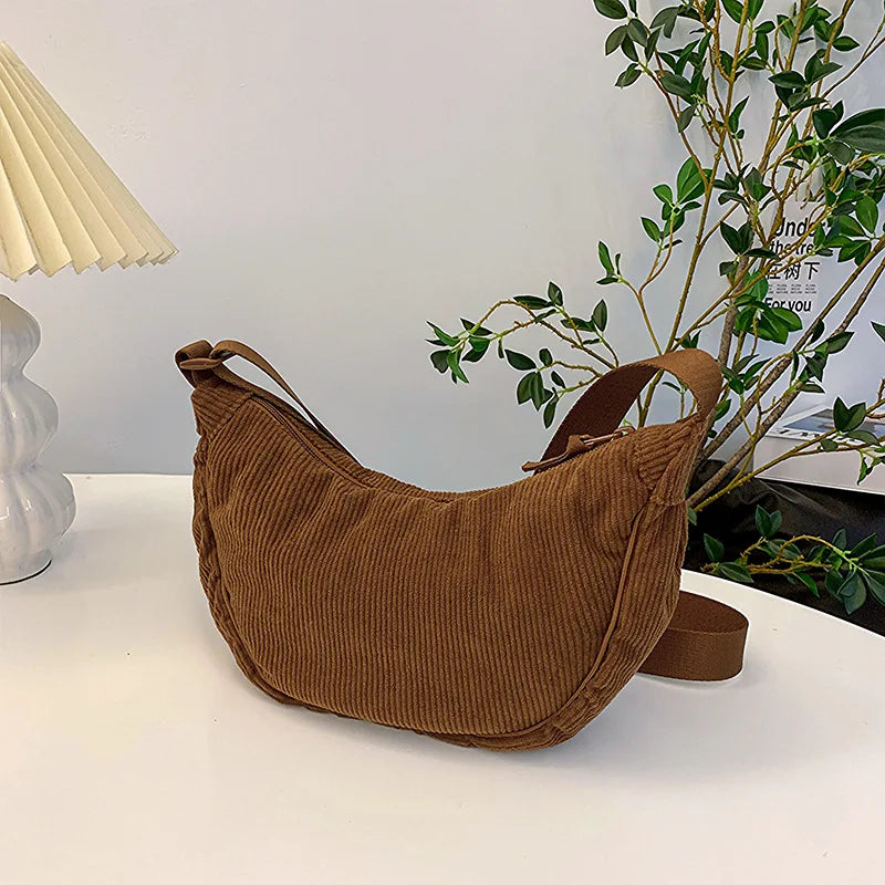 Sac banane femme mode en velours côtelé, parfait pour une tenue tendance, porté à la ceinture ou épaule.