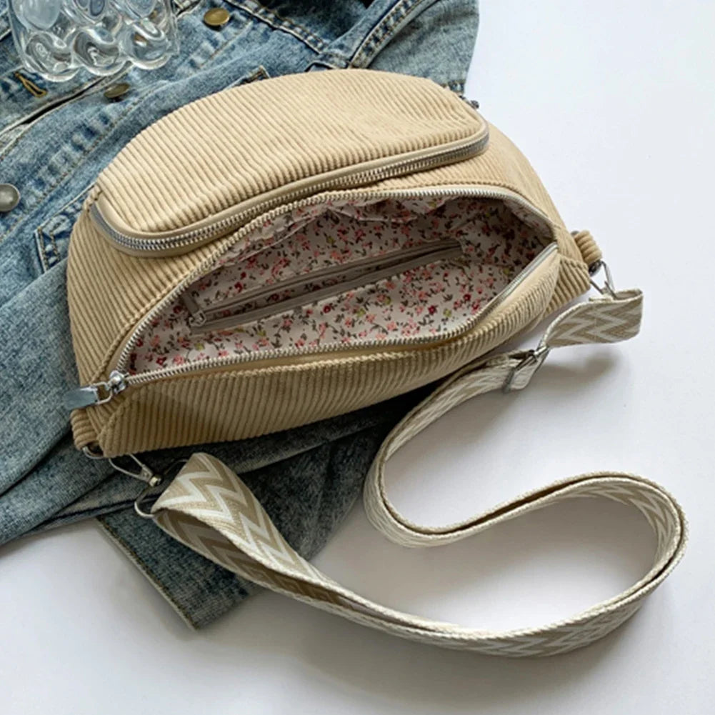 Sac banane femme noir en velours côtelé. Accessoire chic et pratique, idéal pour tout style.