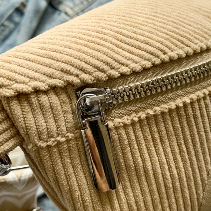 Sac banane élégant en velours côtelé, accessoire mode intemporel pour femme. Style et confort.