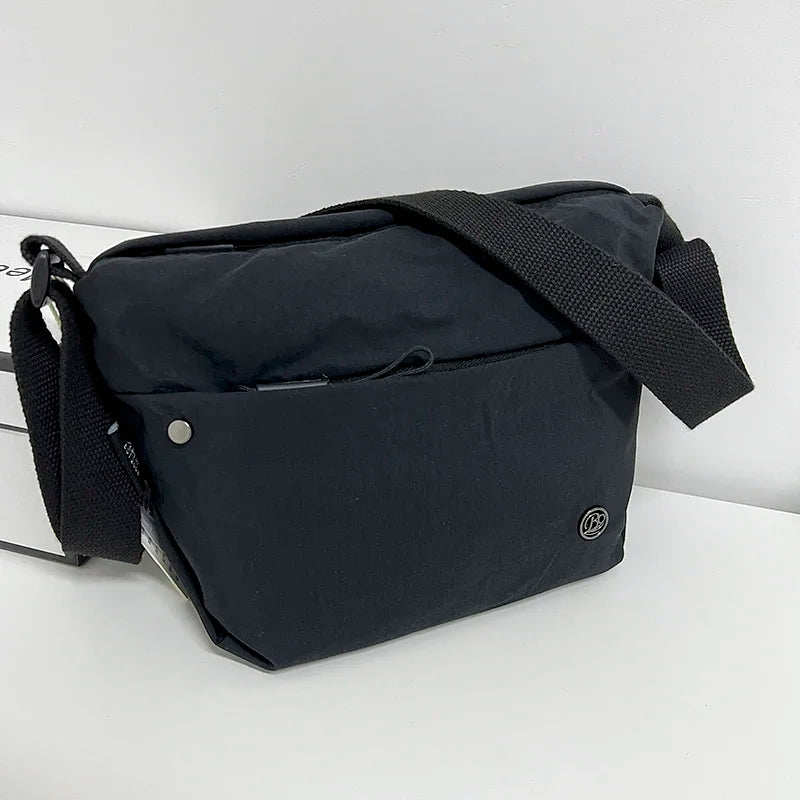 Sac banane femme léger, imperméable en nylon. Idéal pour voyage ou usage urbain, avec poches pratiques et sangle ajustable.