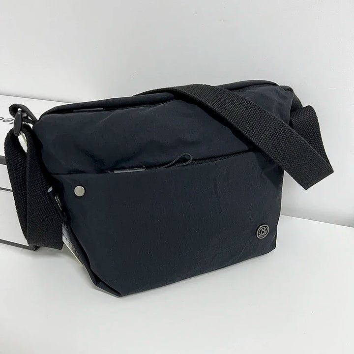 Sac banane femme léger, imperméable en nylon. Idéal pour voyage ou usage urbain, avec poches pratiques et sangle ajustable.