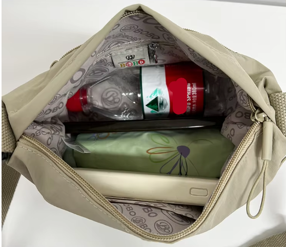 Femme portant un sac banane léger et imperméable en bandoulière. Idéal pour une sortie urbaine ou un voyage pratique.