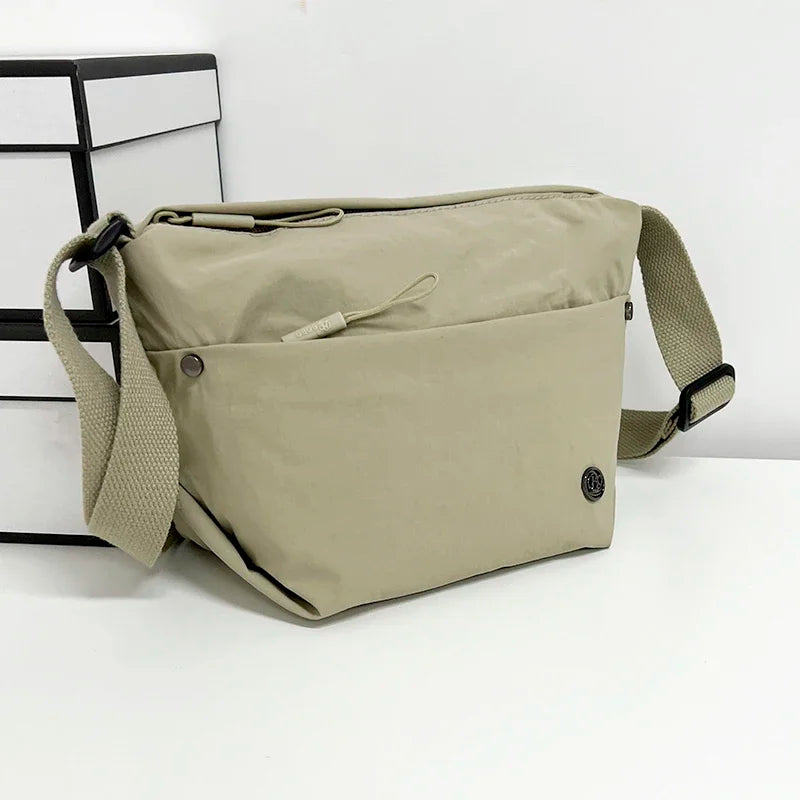 Sac banane femme tendance, accessoire de mode urbain en nylon imperméable. Parfait à porter en bandoulière.