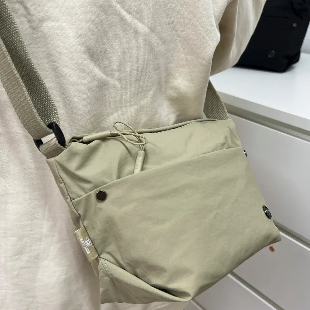 Sac banane de voyage femme, léger et imperméable en nylon. Multiples poches pour organiser vos essentiels.