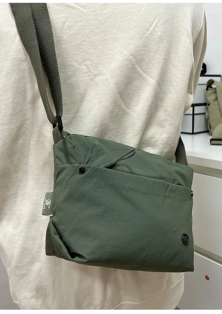Sac banane femme en nylon imperméable, léger et résistant. Idéal pour un usage quotidien ou en voyage.