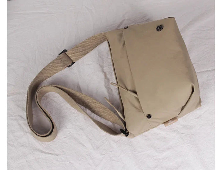 Sac banane femme ajustable, léger et confortable. Parfait pour les sorties urbaines, les voyages et le sport.
