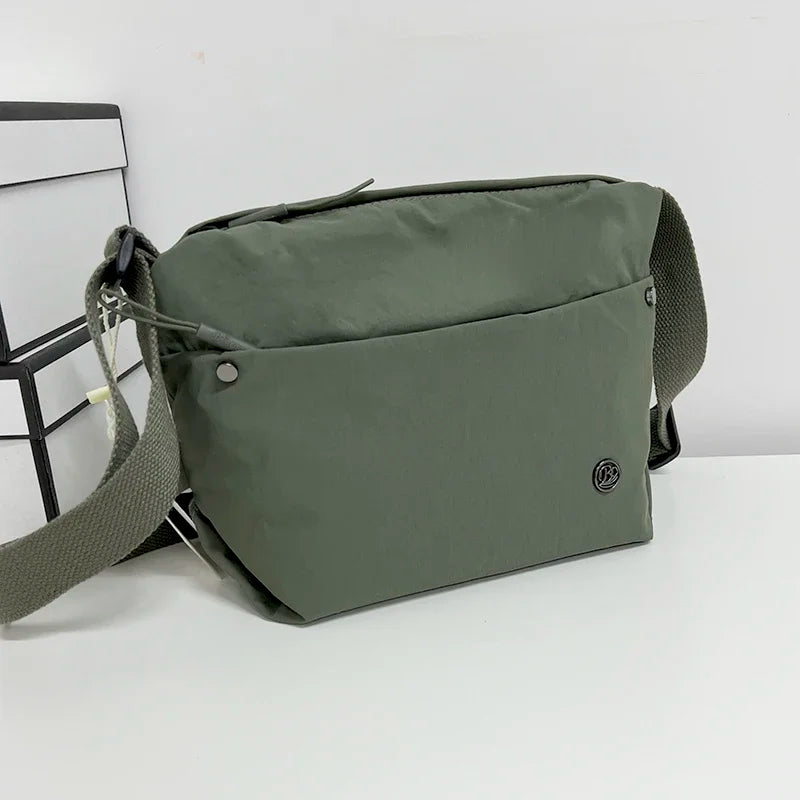 Sac banane femme pratique avec poches multiples. Léger et imperméable, parfait pour garder vos affaires en sécurité.