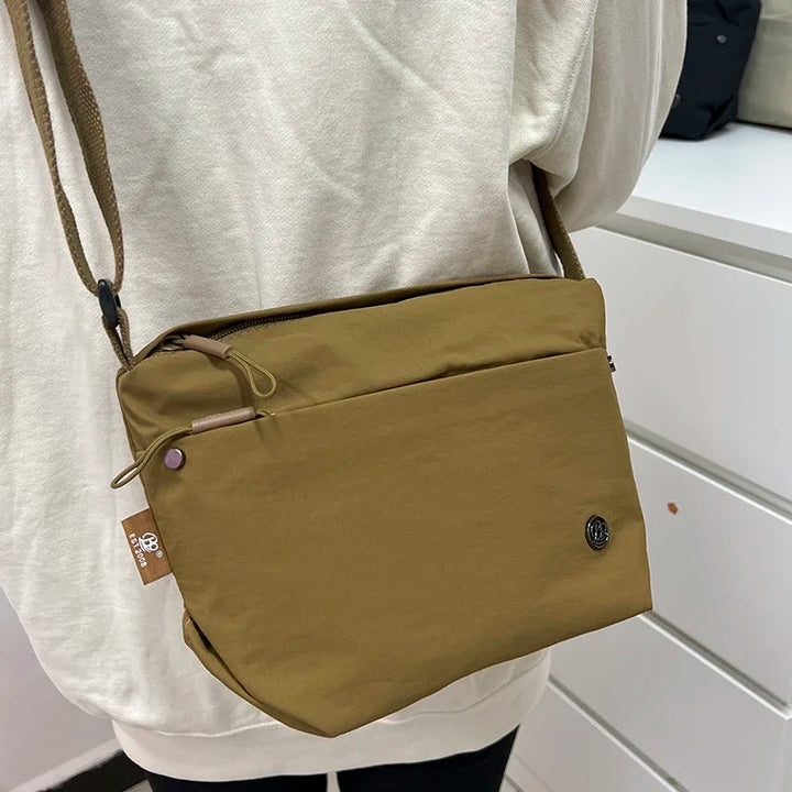 Sac banane femme imperméable et léger, idéal pour la marche, le sport ou les voyages. Sangle ajustable pour confort.