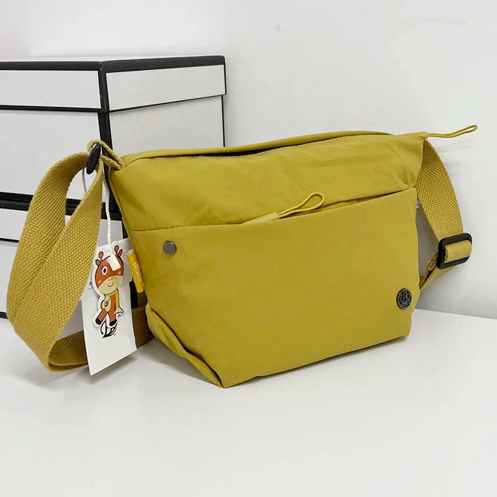 Sac banane femme mode, accessoire urbain en nylon léger et déperlant. Parfait pour compléter un look moderne.