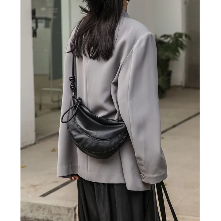 Sac banane femme luxe en cuir élégant, parfait accessoire de mode chic pour le quotidien.