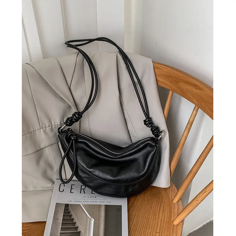 Sac banane en cuir marron, élégant et pratique pour femme, à porter en bandoulière.