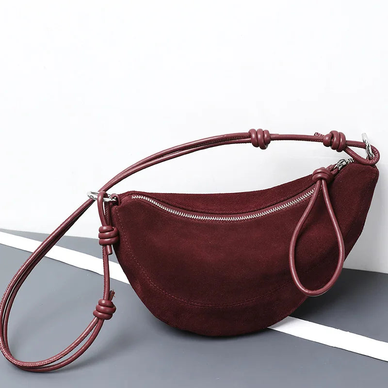 Femme portant un sac banane en cuir sur l'épaule, accessoire pratique et élégant au quotidien.