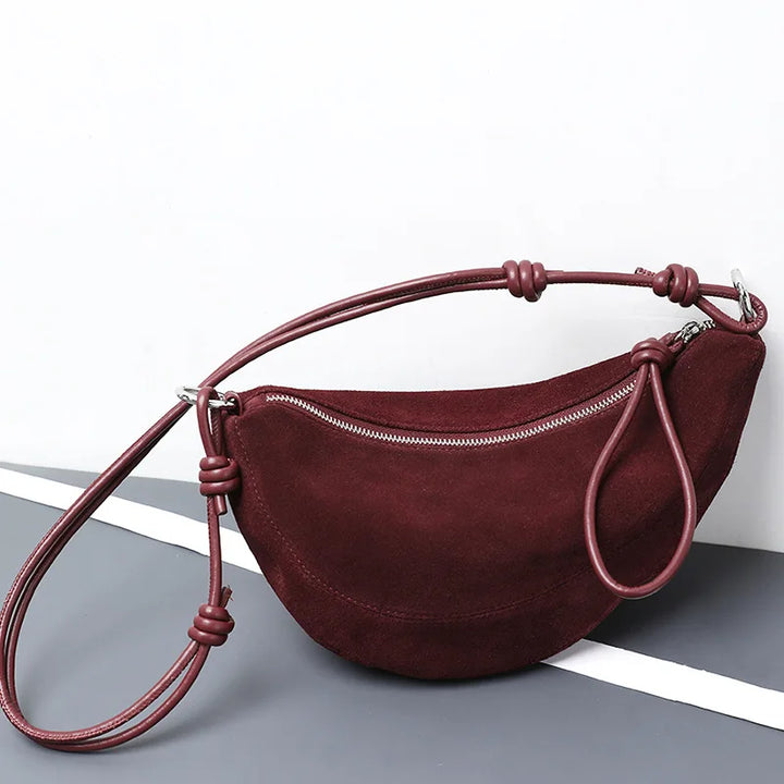 Femme portant un sac banane en cuir sur l'épaule, accessoire pratique et élégant au quotidien.