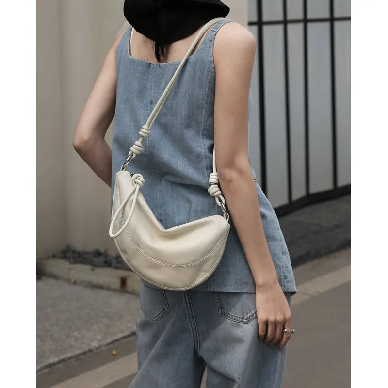 Sac banane en cuir luxe couleur chocolat pour femme, style mode chic et raffiné.