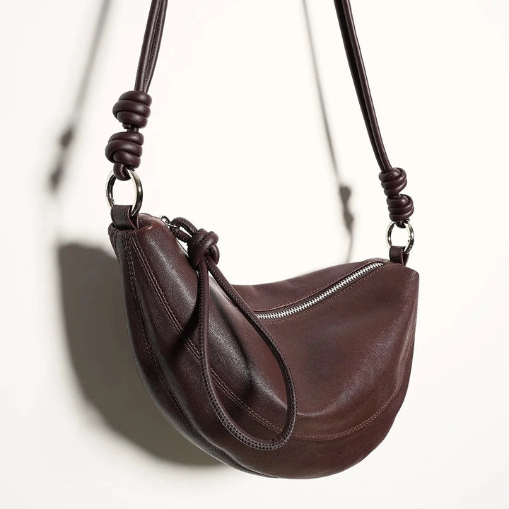 Sac banane écru en cuir, élégant et polyvalent, idéal pour compléter une tenue femme chic.