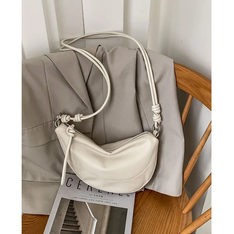 Détail du cuir grainé d'un sac banane de luxe pour femme, finitions élégantes et robustes.