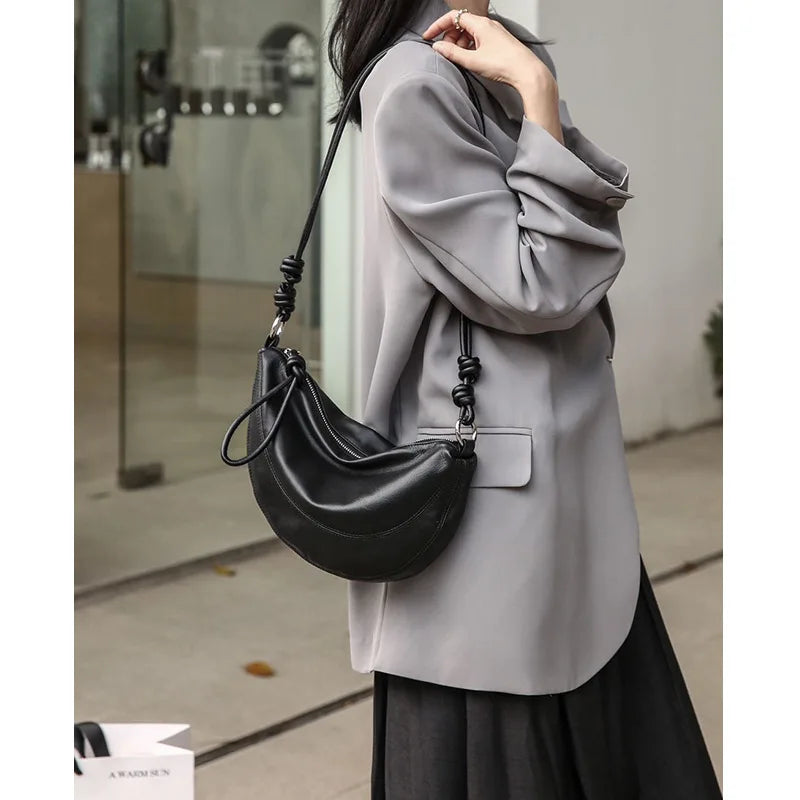 Sac banane rouge en cuir pour femme, accessoire de mode audacieux et chic, à porter en bandoulière.
