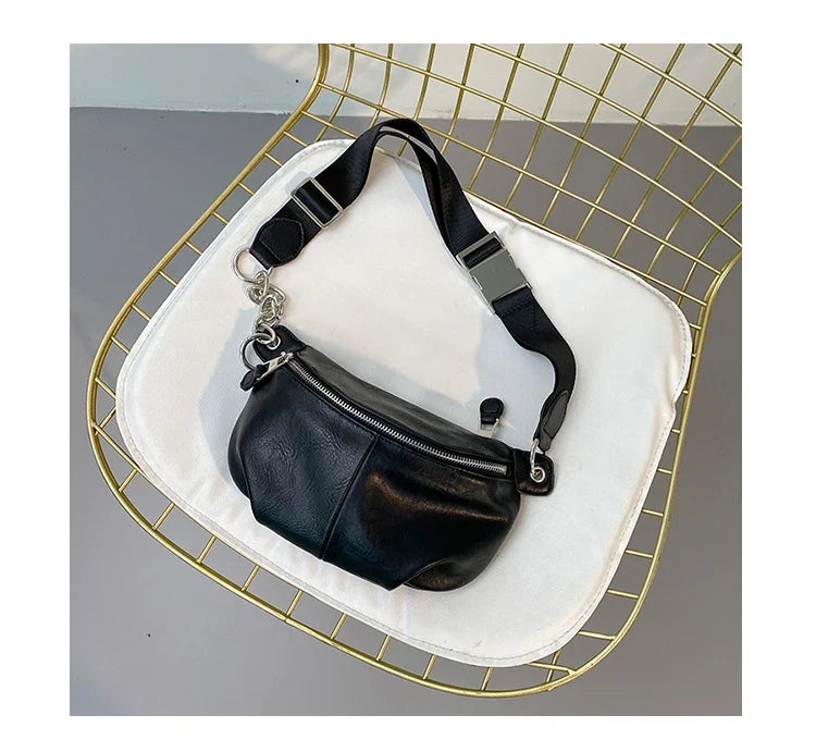 Sac banane chic pour femme en similicuir noir, parfait pour un look urbain et tendance.