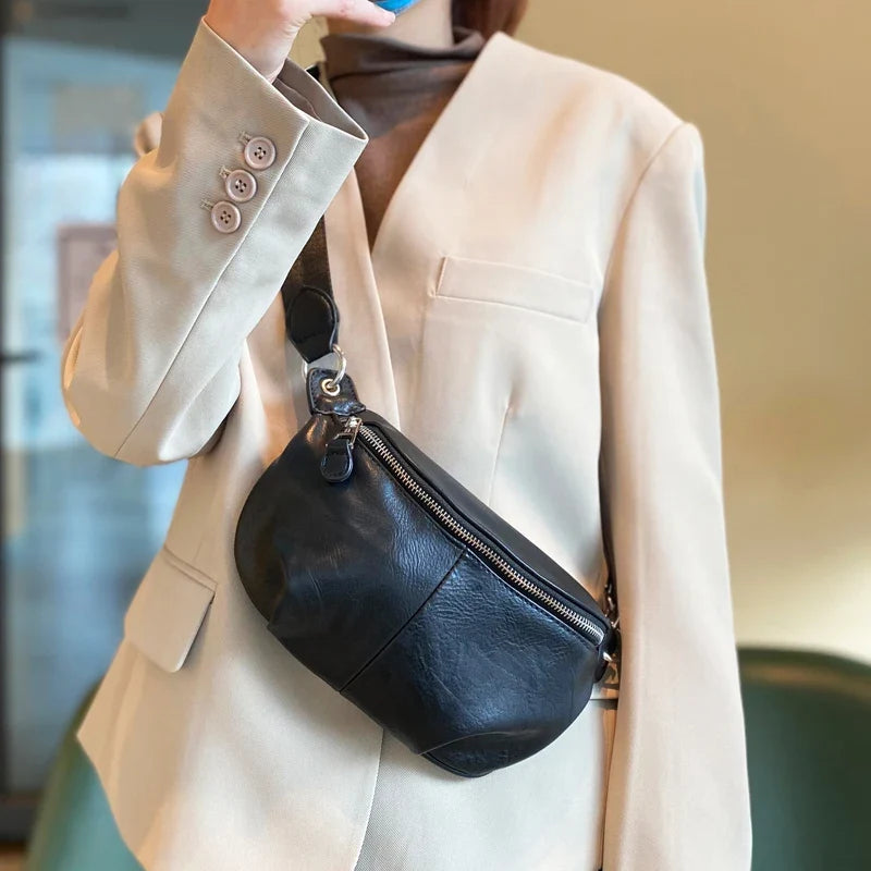 Sac banane tendance femme, noir, porté en bandoulière. Accessoire mode urbain et pratique.