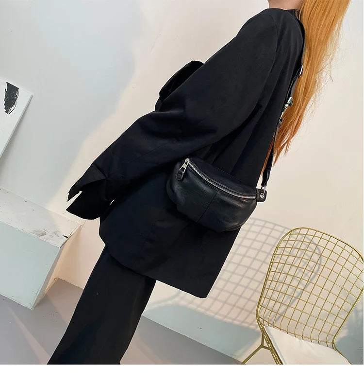 Sac banane similicuir noir pour femme, parfait pour un style urbain chic. Accessoire mode polyvalent.