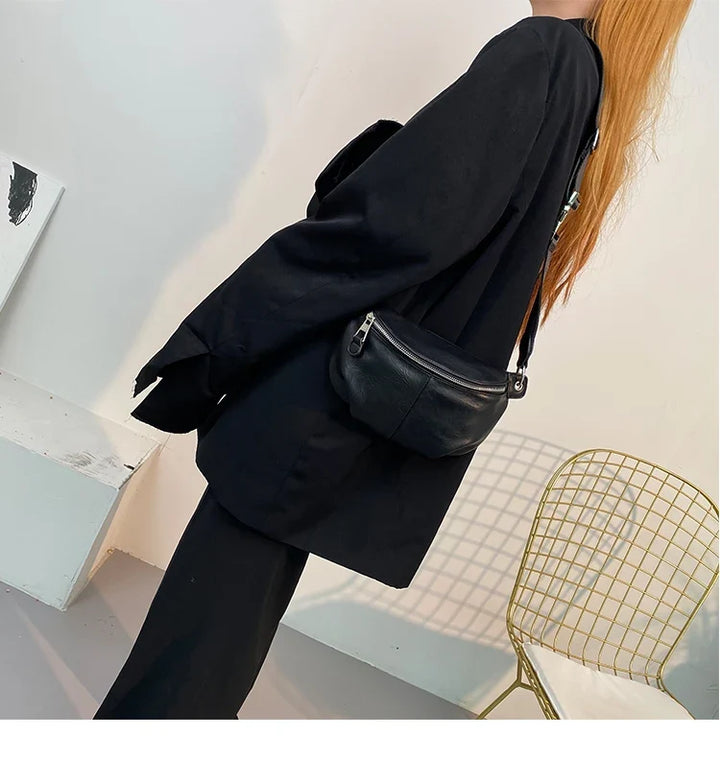 Sac banane similicuir noir pour femme, parfait pour un style urbain chic. Accessoire mode polyvalent.