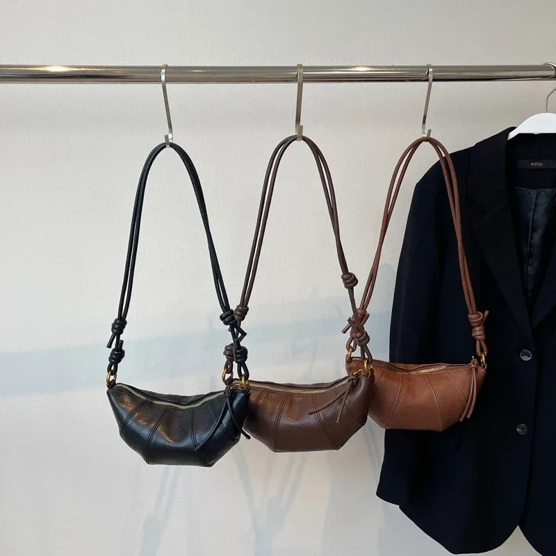 Sac banane café femme chic, idéal pour un look moderne et décontracté.