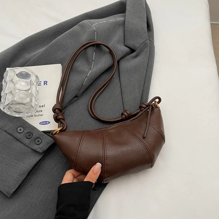 Sac banane élégant pour femme en similicuir noir, parfait accessoire pratique.
