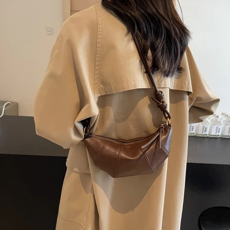 Sac banane tendance femme marron, accessoire pratique et stylé pour toute occasion.
