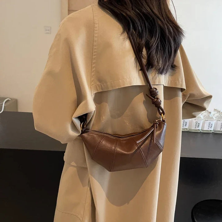 Sac banane tendance femme marron, accessoire pratique et stylé pour toute occasion.