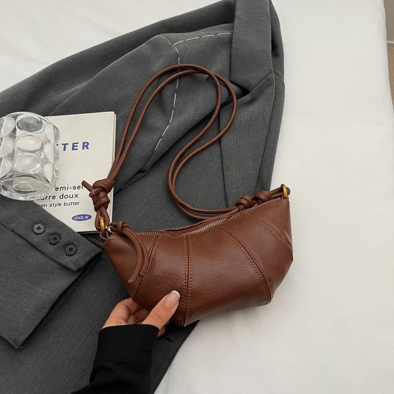 Sac banane noir pratique pour femme, design chic et similicuir de qualité.