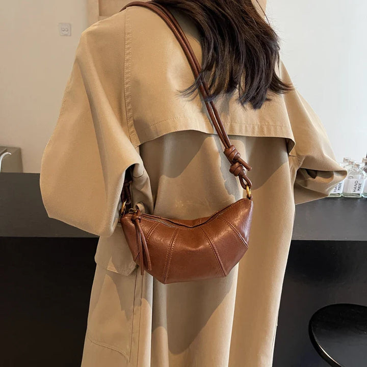 Sac banane café élégant, accessoire femme tendance pour un style unique.