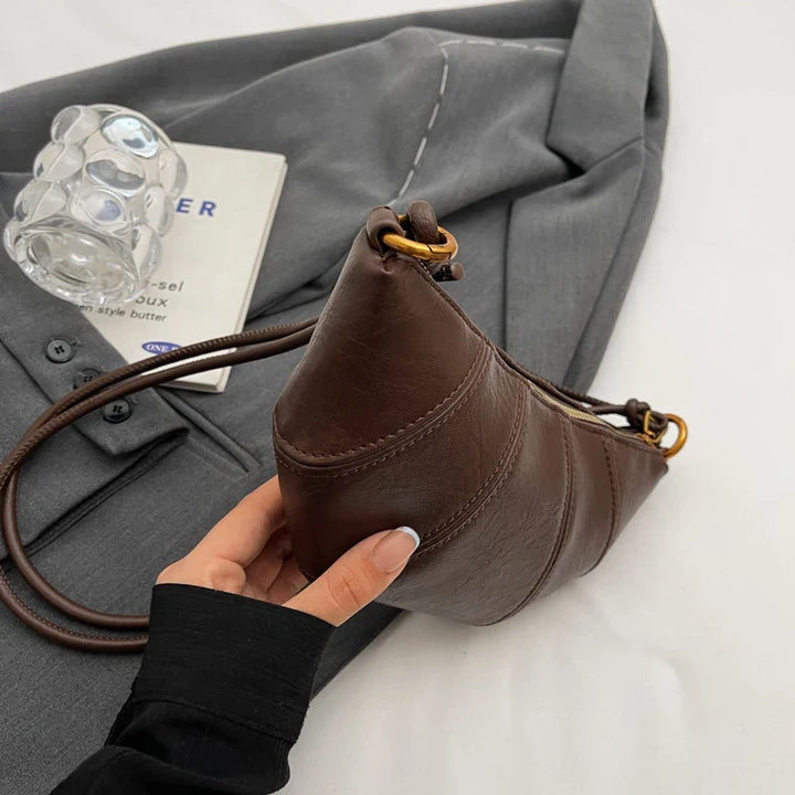 Sac banane noir tendance femme, accessoire pratique et moderne en similicuir.