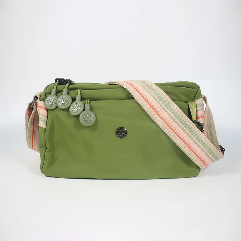 Sac banane de voyage femme, léger et sécurisé en nylon. Parfait pour explorer sans souci avec élégance.