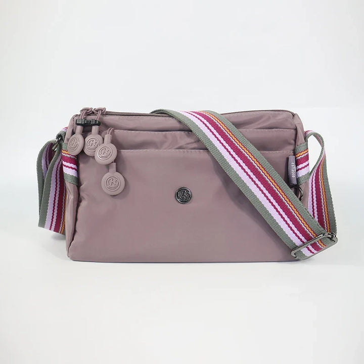 Sac banane femme élégant en nylon noir. Complète votre tenue avec une touche chic et moderne pratique.